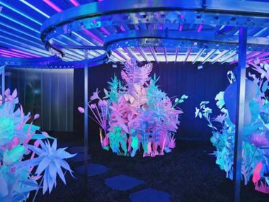 Papírové dekorace s fluorescenčním efektem