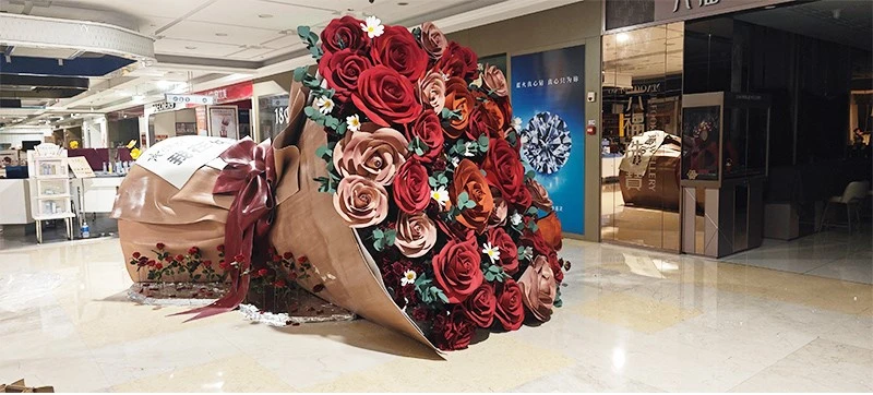 massive red rose bouquet shopping mall decoration supplier